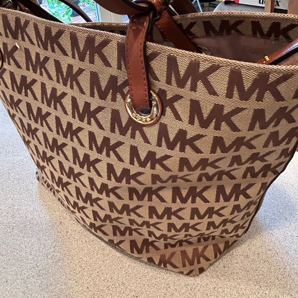 Gorgeous, Michael Kors vintage bag❤️ - Picture 5 of 5